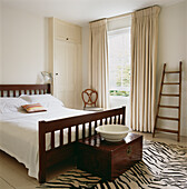 Doppelschlafzimmer mit neutralem Dekor und Holzbett