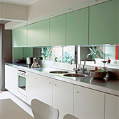 Moderne Küchenzeile mit verspiegelter Rückwand