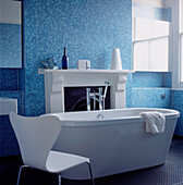 Zeitgenössische Badewanne von Philippe Starck in einem türkisfarbenen Mosaik-Badezimmer