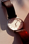 Detail einer Armbanduhr, die die Zeit anzeigt