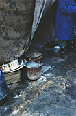 Blick auf den schmutzigen Boden und die Umgebung eines Metallreinigungsstandes in der Medina von Fes in Marokko