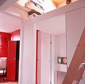 Modernes multifunktionales Loft mit Zwischengeschoss, Trennwänden und guten Stauraumlösungen