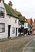 Alte Häuser entlang einer Kopfsteinpflasterstraße in der Stadt Rye East Sussex