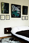 Moderne Kunstsammlung an der Schlafzimmerwand