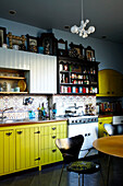 Gelbe und blaue Küche im Vintage Stil mit dekorativen Wandfliesen