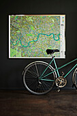 Londoner Radwegkarte auf grauer Wand mit Fahrrad