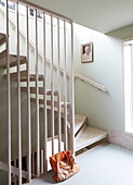 Gekälkte Holztreppe und Geländer in einem modernen Haus in London, England, UK