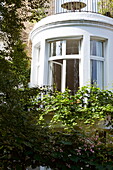 Geschwungenes Erkerfenster und Balkon eines Londoner Stadthauses, England, UK
