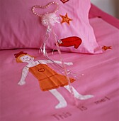 Besticktes Detail aus Stoff auf einem Kinderbett