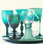 Auswahl an grün gefärbten Glaswaren