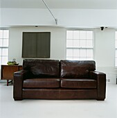 Braunes Ledersofa in weißem, minimalistischem Wohnzimmer