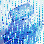 Glasperlenvorhang mit blauem Badezubehör