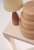 Stilleben von Seegras stapeln Körbe hölzerne Tischlampe auf hellem Holz Beistelltisch