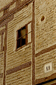 Fassade eines alten Holzhauses mit Putz- und Ziegelplatten in Segovia
