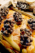 Körbchen mit reifen Feigen zum Verkauf auf dem Boqueria-Markt in Barcelona