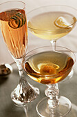 Gruppe von Cocktails mit Champagner-Cocktails Axis Kiss und French 75 auf Bar