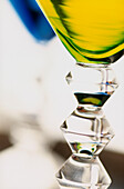 Detail eines Dry Martini in einem Martini-Glas