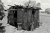 Afrikanische Hütte im Dorf Mukunini in der Nähe der Victoriafälle in Simbabwe