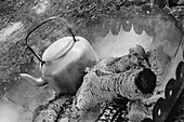 Wasserkocher auf einem Braai für ein Buschfrühstück in Makalali im Krüger-Nationalpark