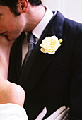 Braut und Bräutigam mit gelbem Knopfloch an ihrem Hochzeitstag