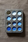 Metallic baking tray with blue