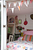 Blick durch die Tür zum Schlafzimmer im Haus in Lewes, East Sussex, England, UK