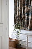 Wandteppich und Zimmerpflanze im Flur eines Mehrfamilienhauses in Bordeaux, Aquitanien, Frankreich