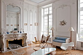 Designermöbel mit originalem Kamin im getäfelten Wohnzimmer einer Wohnung in Bordeaux, Aquitanien, Frankreich