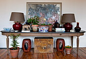 Passende Lampen und Kunstwerke mit orientalischen Beistelltischen im Wohnzimmer eines Hauses in Greenwich, London, England, UK