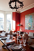 Vintage-Porzellan auf gedecktem Esstisch in einem Haus in Greenwich, London, England, UK