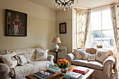 Cremefarbene Sofas mit hölzernem Couchtisch im Wohnzimmer des Hauses Ashford, Kent, England, UK