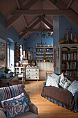 Offener Wohnbereich mit Balken und Küche in Tiverton Bauernhaus Devon UK