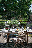 Tisch und Stühle für das Mittagessen auf einer sonnigen Terrasse in der Dordogne Perigueux Frankreich