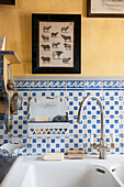 Seifenschale und Nagelbürste mit Schafsmotiv über dem Waschbecken in einem Bauernhaus in Lotte et Garonne, Frankreich