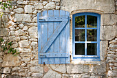 Blau gestrichene Fensterläden und Fenster des Bauernhauses in Lotte et Garonne Frankreich