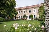 Begrünter Außenbereich eines Landhauses aus Stein in Dordogne Perigueux Frankreich