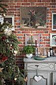 Kunstwerk und Anrichte mit Weihnachtsbaum in einem Kutschenhaus in East Sussex, England, Vereinigtes Königreich