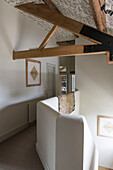 Stuckgeländer und Balkendecke im Flur einer umgebauten Scheune in Oxfordshire, England, Vereinigtes Königreich