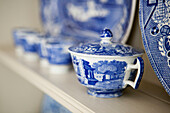 Blaues und weißes Porzellan auf einer Küchenkommode in einem Haus in Amberley, West Sussex, England UK