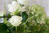 Weiße Rosen im Pfarrhaus Cornwall UK