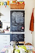 Essensplanung auf Tafel in der Küche eines Londoner Einfamilienhauses, England, UK