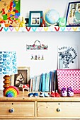 Bücher und Schuhe auf Holzkommode im Kinderzimmer einer Londoner Familie, England, UK