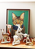 Tierfiguren und Katzenkunstwerk in einem Haus in Birmingham England UK