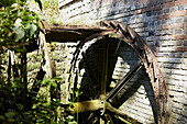 Altes eisernes Wasserrad in ländlicher Umgebung in Großbritannien