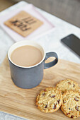 Tee und Kekse in einer Londoner Wohnung UK