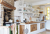 Bauernhausküche mit Holzschränken und Gasherd in einem Haus in West Yorkshire UK