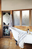 Geätzte Fenster und freistehende Badewanne in einem Haus in West Yorkshire UK