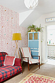 Schrank im Retrostil mit Sessel und Sofa im Wohnzimmer von Berwick Upon Tweed in Northumberland UK