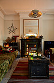 Sofa mit gestreiftem Teppich und Reisetruhe im Wohnzimmer von Rochester Kent UK