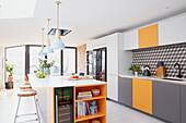 Moderne, farbenfrohe Einbauküche mit Flügeltüren London UK